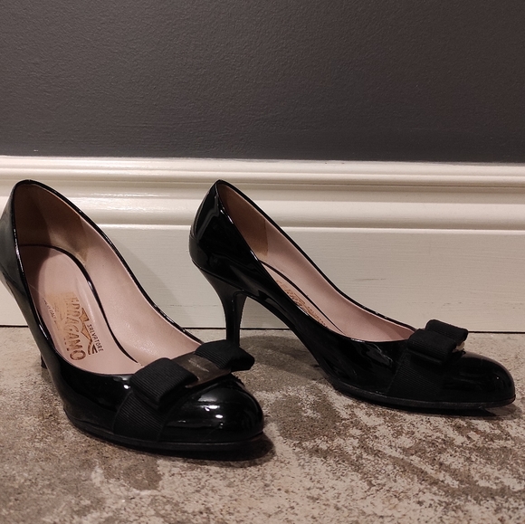 Ferragamo Vara Bow Pump - Picture 2 of 8